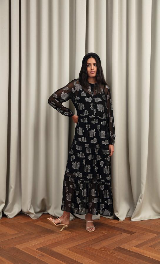 Vestido largo con brillos (49,99 euros).