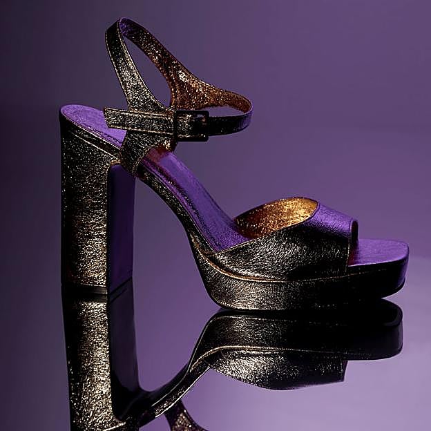 Imagen principal - 1. Sandalias con plataforma en piel metalizada de Zara (29,99 euros). 2. Sandalias de tiras con detalles de strass de Zara (49,99 euros). 3. Zapatos destalonados de color fucsia con tacón asimétrico de Zara (39,99 euros)