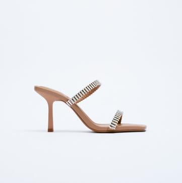 Imagen secundaria 1 - 1. Sandalias con plataforma en piel metalizada de Zara (29,99 euros). 2. Sandalias de tiras con detalles de strass de Zara (49,99 euros). 3. Zapatos destalonados de color fucsia con tacón asimétrico de Zara (39,99 euros)