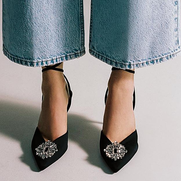 Imagen principal - 1. Zapatos negros con pulsera y detalles joya de Zara (49,99 euros). 2. Zapatos destalonados con tiras de stras de Zara (35,99 euros). 3. Zapatos con estampado animal de Zara (29,99 euros). 