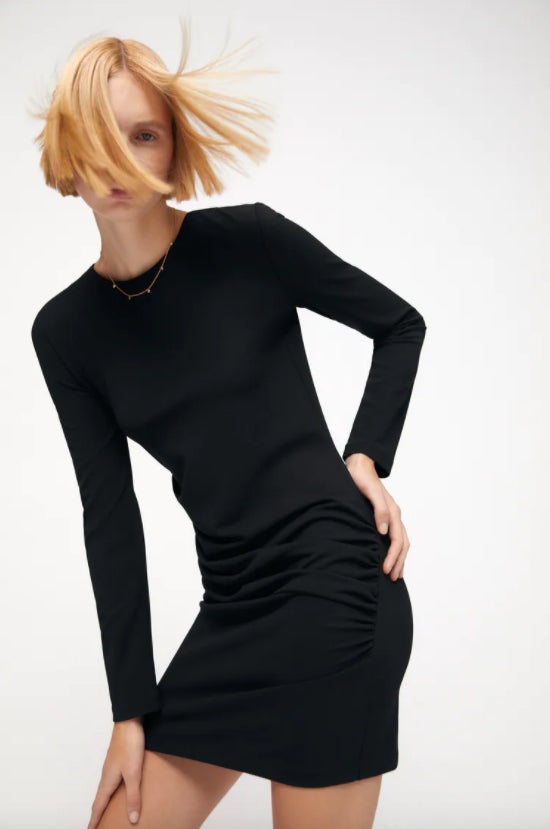 Otra de las propuestas de Zara es este vestido corto de cuello amplio con mangas largas y detalle de pliegues laterales. Disponible entre las tallas XS y L, cuesta 19,95 euros. 