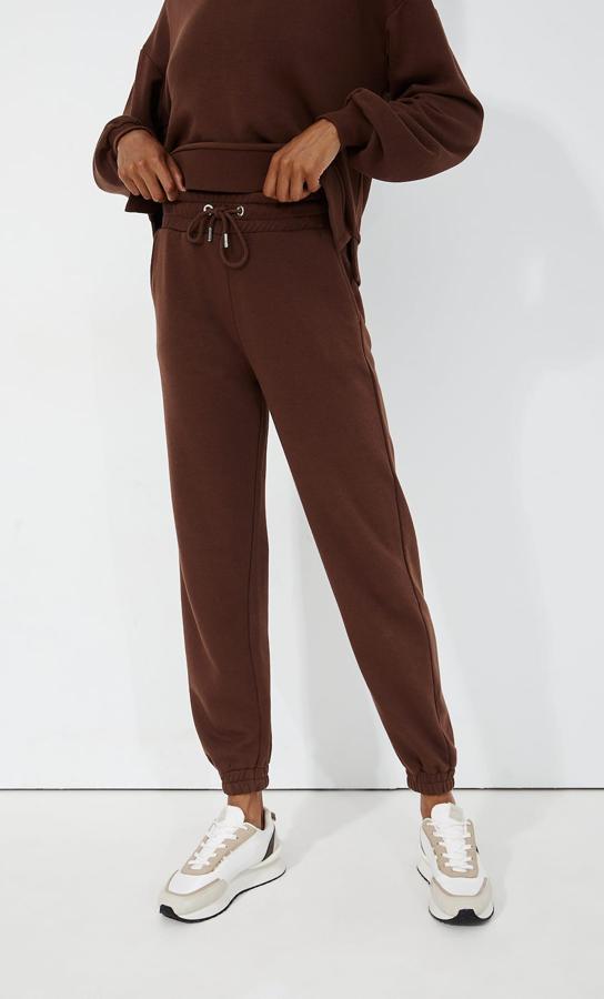 Estos joggers de tiro alto, con cintura elástica ajustable con cordón y bajos acabados en puños están disponibles entre las tallas XS y XL y cuestan 12,99 euros. 