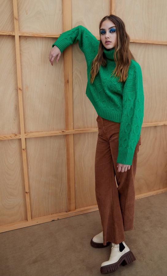 En pana, con tiro alto y bajos deshilachados a la altura del tobillo, estos pantalones marrones de perneras rectas tienen un precio de 25,99 euros y están disponibles entre las tallas 32 y 40.