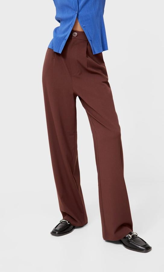 Tiro alto y perneras amplias para estos pantalones de vestir con pinzas frontales y bajo por debajo del tobillo que podemos encontrar entre las tallas 32 y 44 por 19,99 euros. 