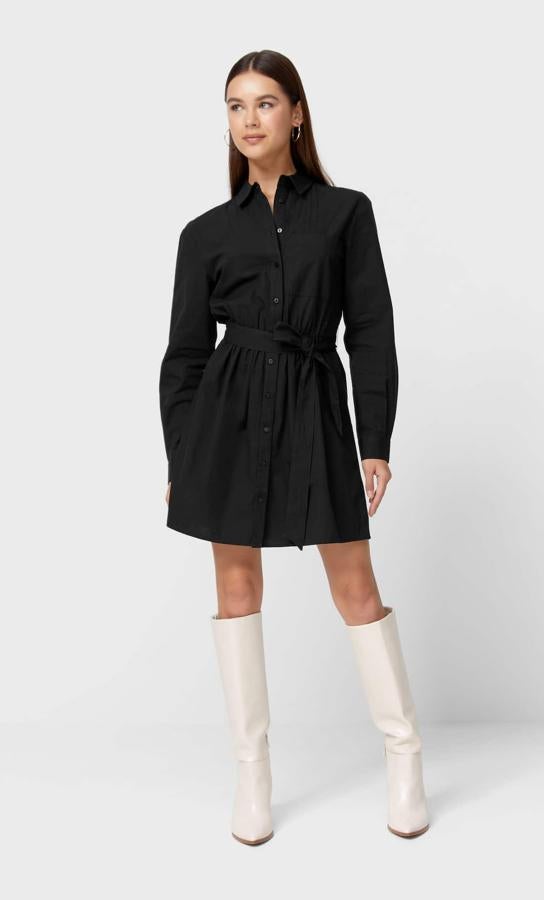 Diseño camisero para este vestido con cuello de solapa y mangas largas de Stradivarius que viene con detalle de cinturón a tono y bajo acabado en volantes. Disponible entre las tallas XS y L, cuesta 19,99 euros. 