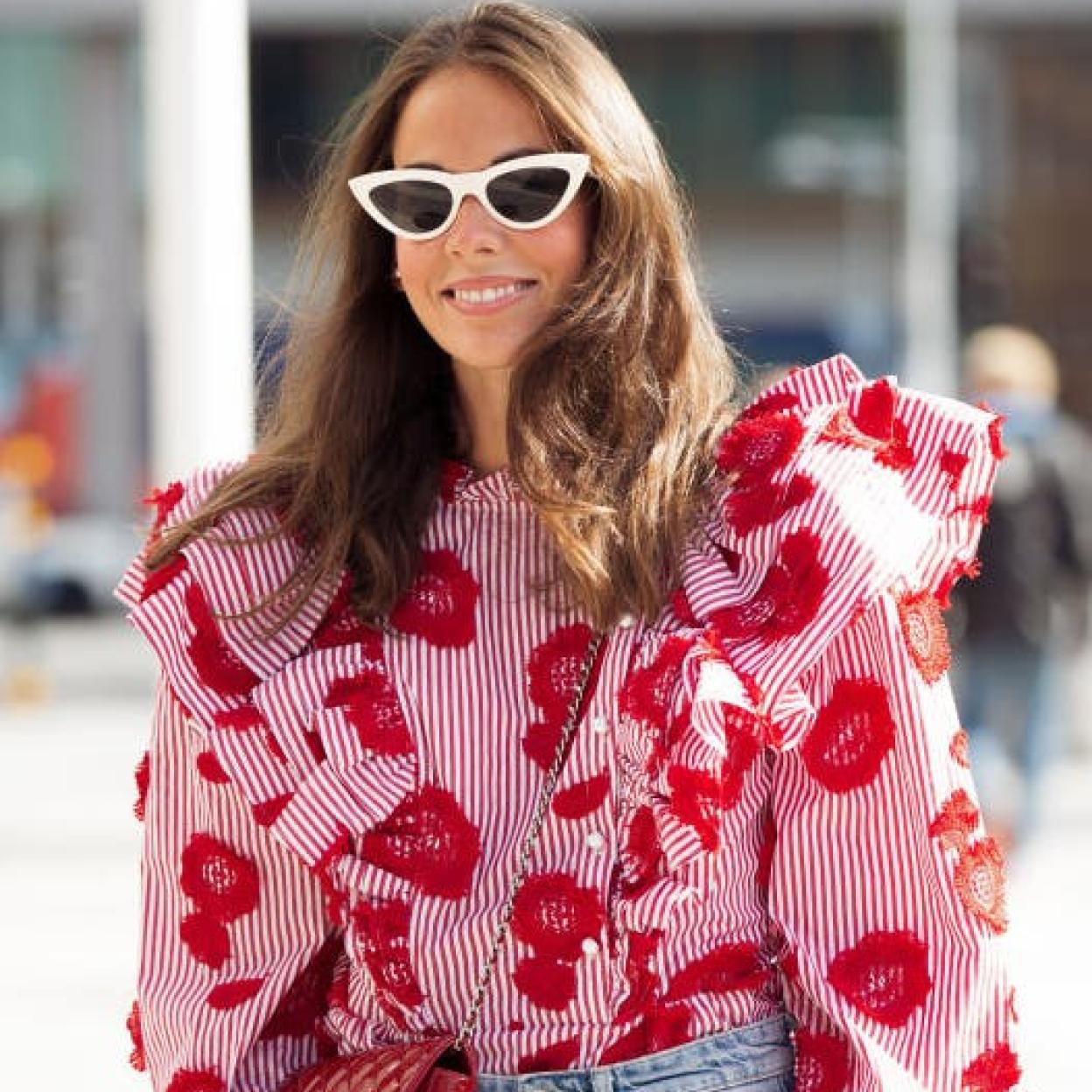 Las blusas con volantes de Zara son perfectas para ir a la oficina y a cenar con tus amigas