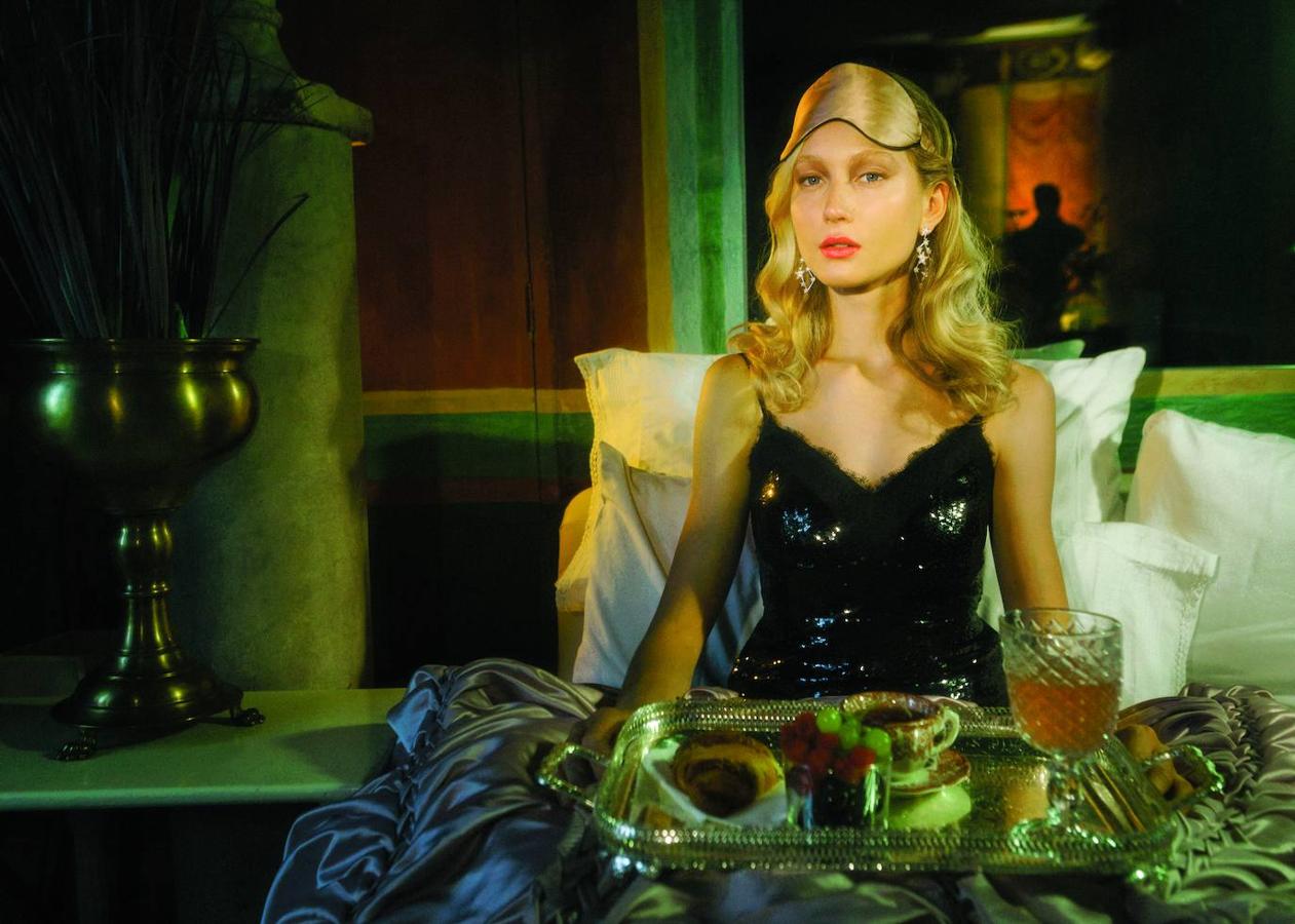 Vestido lencero con lentejuelas, de Michael Kors, y pendientes de estrellas, de Thomas Sabo.