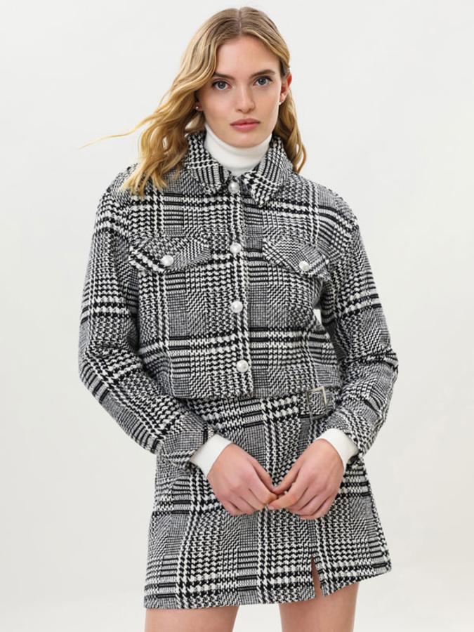 Esta chaqueta de diseño cropped amplio es de Lefties y viene con estampado Príncipe de Gales en tonos blancos y negros, bolsillos de solapa en la pechera y cierre de botones joya. Disponible en las tallas S, M y L, cuesta 25,99 euros. 