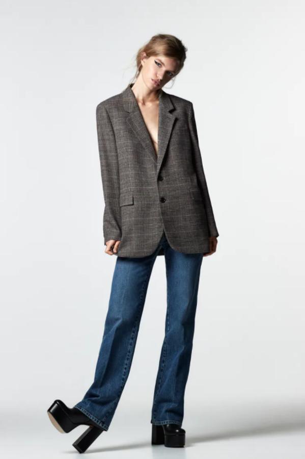 En color tostado, con estampado Príncipe de Gales en negro, esta blazer de Zara confeccionada con tejido en mezcla de lana viene con cuello de solapa, bolsillos con solapa en los laterales y de vivo en la pechera y bajo con abertura en la espalda. Con cierre frontal de botones, cuesta 69,95 euros y está disponible entre las tallas XS y XXL.