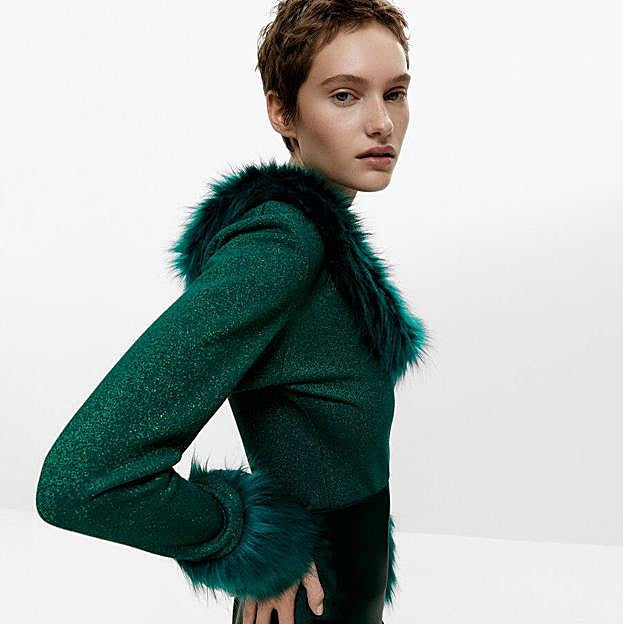 Imagen principal - Estas son las camisetas más elegantes, glamurosas y originales para looks de fiesta (o para el día a día con vaqueros)