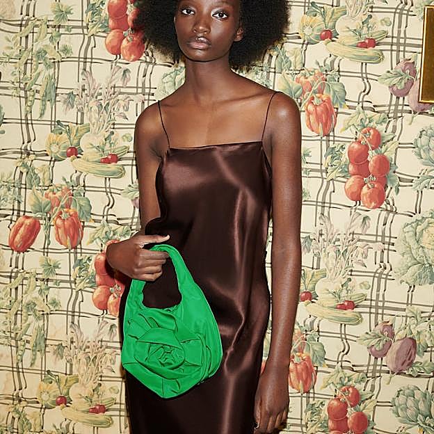 Imagen principal - 1. Vestido lencero de seda en color marrón de Zara (99,99 euros). 2. Vestido corto de manga larga con abertura en el pecho de Zara (19,99 euros). 3. Vestido satinado en color chocolate de Zara (39,99 euros). 