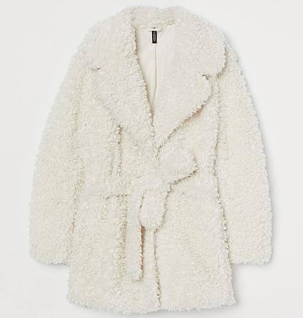 Imagen principal - Los abrigos de pelo más sofisticados y calentitos del invierno para derrochar glamour a diario