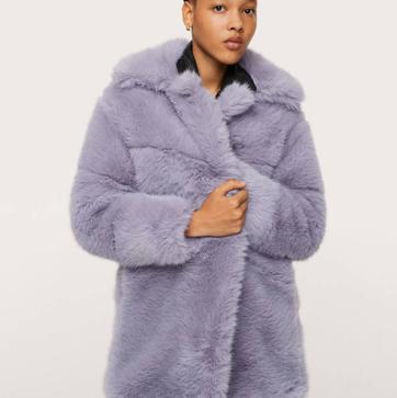 Imagen secundaria 1 - Los abrigos de pelo más sofisticados y calentitos del invierno para derrochar glamour a diario