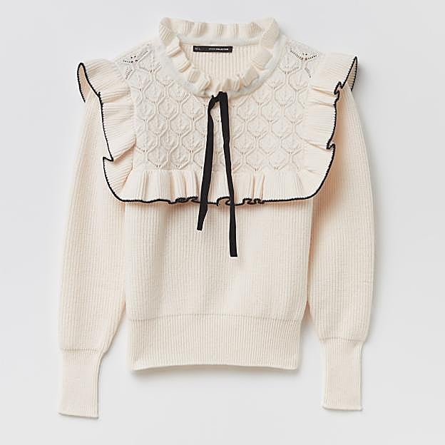 Jersey de volantes y cuello babero de nueva colección (29,99 euros).