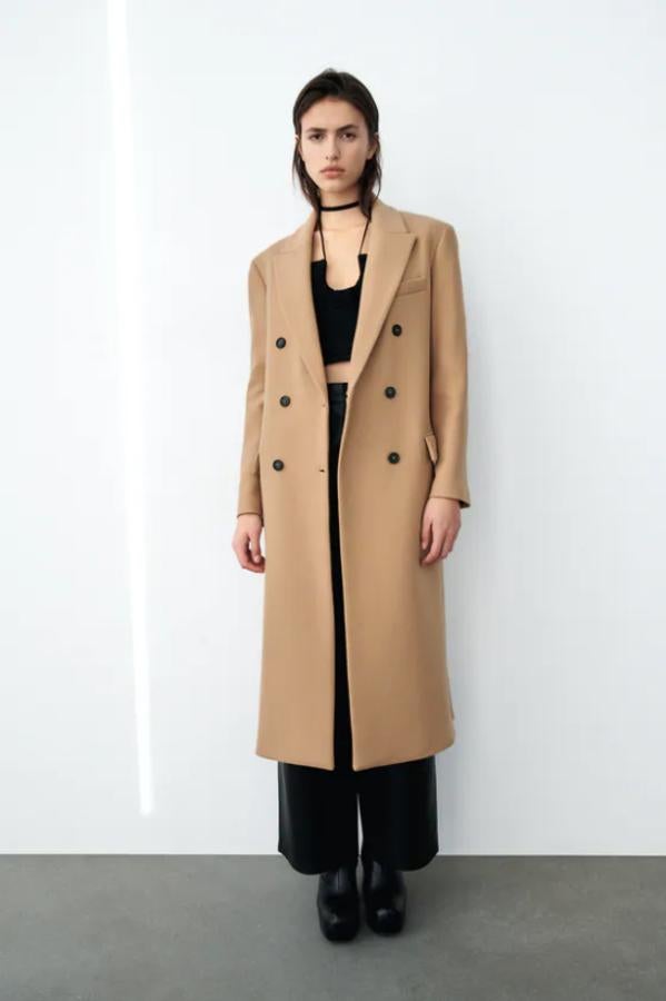 Diseño largo confeccionado en tejido con mezcla de lana para este abrigo en color camel con cuello de solapa, bolsillos laterales de solapa y de vivo en la pechera que tiene bajo con abertura en la espalda y cierre frontal de botones a contraste cruzado. Con un precio de 109 euros, en el Black Friday podemos encontrarlo por 65,40 euros. 