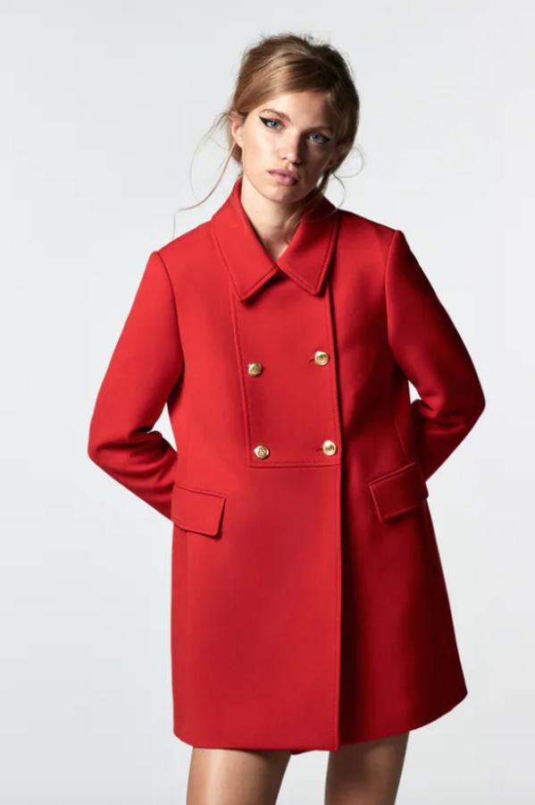 Diseño entallado para este abrigo corto en color rojo que viene con cuello camisero, bolsillos de solapa en delantero y detalle de trabilla y botones en la espalda. Con cierre frontal cruzado de botones dorados, de 79,95 euros pasa a costar 47,97 euros. 