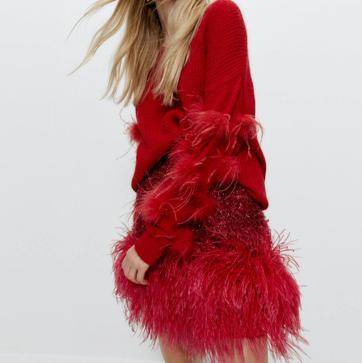 Imagen secundaria 1 - Las plumas y lentejuelas llegan a las novedades de Uterqüe para el look de fiesta con más glamour (y copia de jersey de lujo de Valentino incluida)