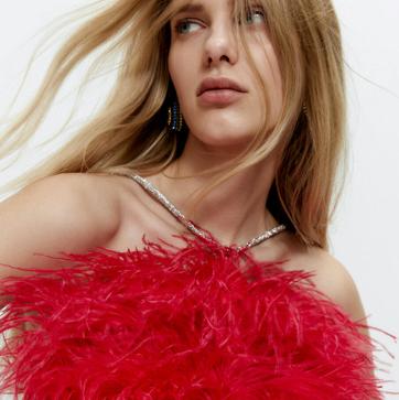 Imagen secundaria 1 - Las plumas y lentejuelas llegan a las novedades de Uterqüe para el look de fiesta con más glamour (y copia de jersey de lujo de Valentino incluida)