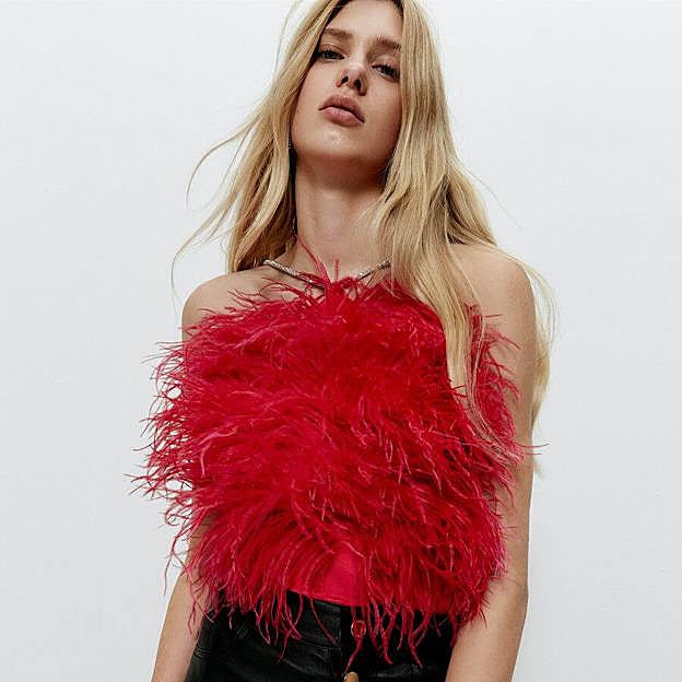 Imagen principal - Las plumas y lentejuelas llegan a las novedades de Uterqüe para el look de fiesta con más glamour (y copia de jersey de lujo de Valentino incluida)