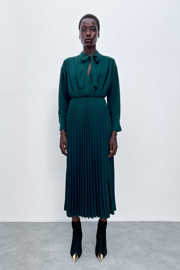 Y si estás buscando un look más clásico, tienes que echar un vistazo a este diseño plisado con lazada de color verde. Llévalo con complementos metalizados. Vestido midi de color verde de Zara (39,99 euros). 