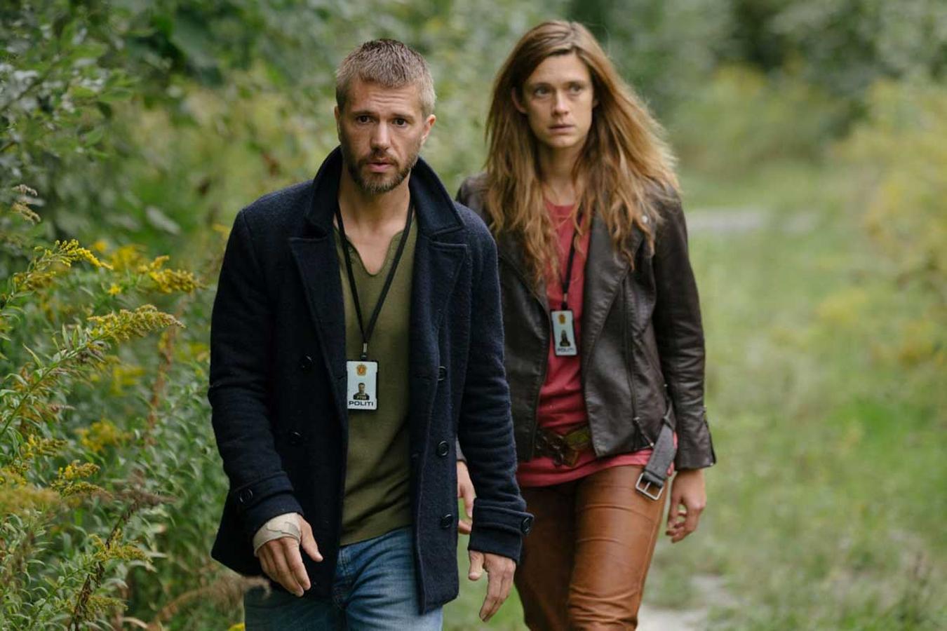 Un nuevo fenómeno empieza a suceder en todo el mundo. Sobre el océano se divisan intensos flashes de luz y comienzan a aparecer personas de tres épocas concretas del pasado: la edad de piedra, la era vikinga y el final del siglo XIX. Nadie entiende cómo es posible.