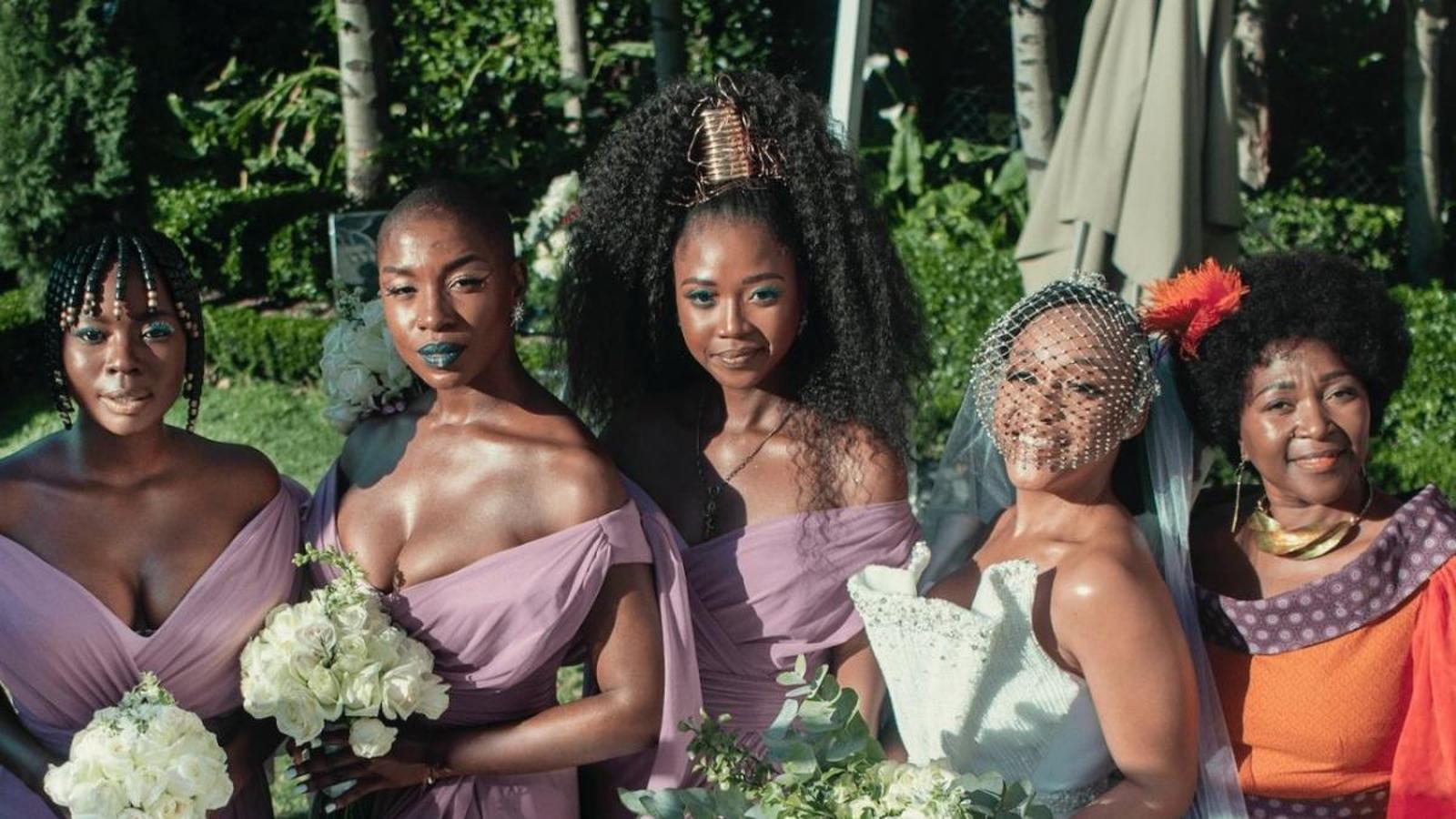 Tumi vuelve a casa por Navidad y se las apaña para arruinar los planes de boda de su hermana menor. Ahora deberá arreglar las cosas antes de que sea demasiado tarde. Una comedia sudafricana original de Netflix.