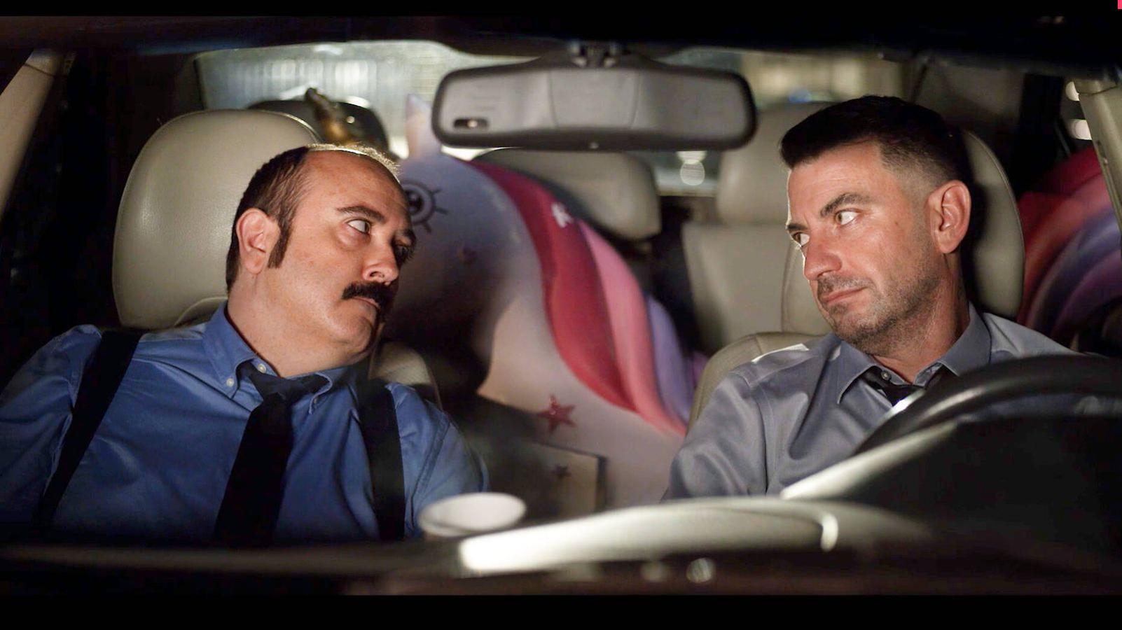 Arturo Valls y Carlos Areces protagonizan esta comedia escrita por Rodrigo Sopeña y Álex Mendibil y que adapta una producción australiana. Sigue a dos policías en una vigilancia nocturna, dos inspectoras que coordinan la operación desde la centralita de la comisaría y un par de delincuentes, todos ellos esperando a pasar a la acción. Sin embargo, cuando en realidad no sucede nada, empiezan a rellenar los silencios con anécdotas e historias sobre su intimidad para terminar exponiendo por el camino sus rarezas, secretos y verdaderas personalidades. Esta aburrida guardia nocturna se convertirá inesperadamente en el caso más importante de sus vidas.