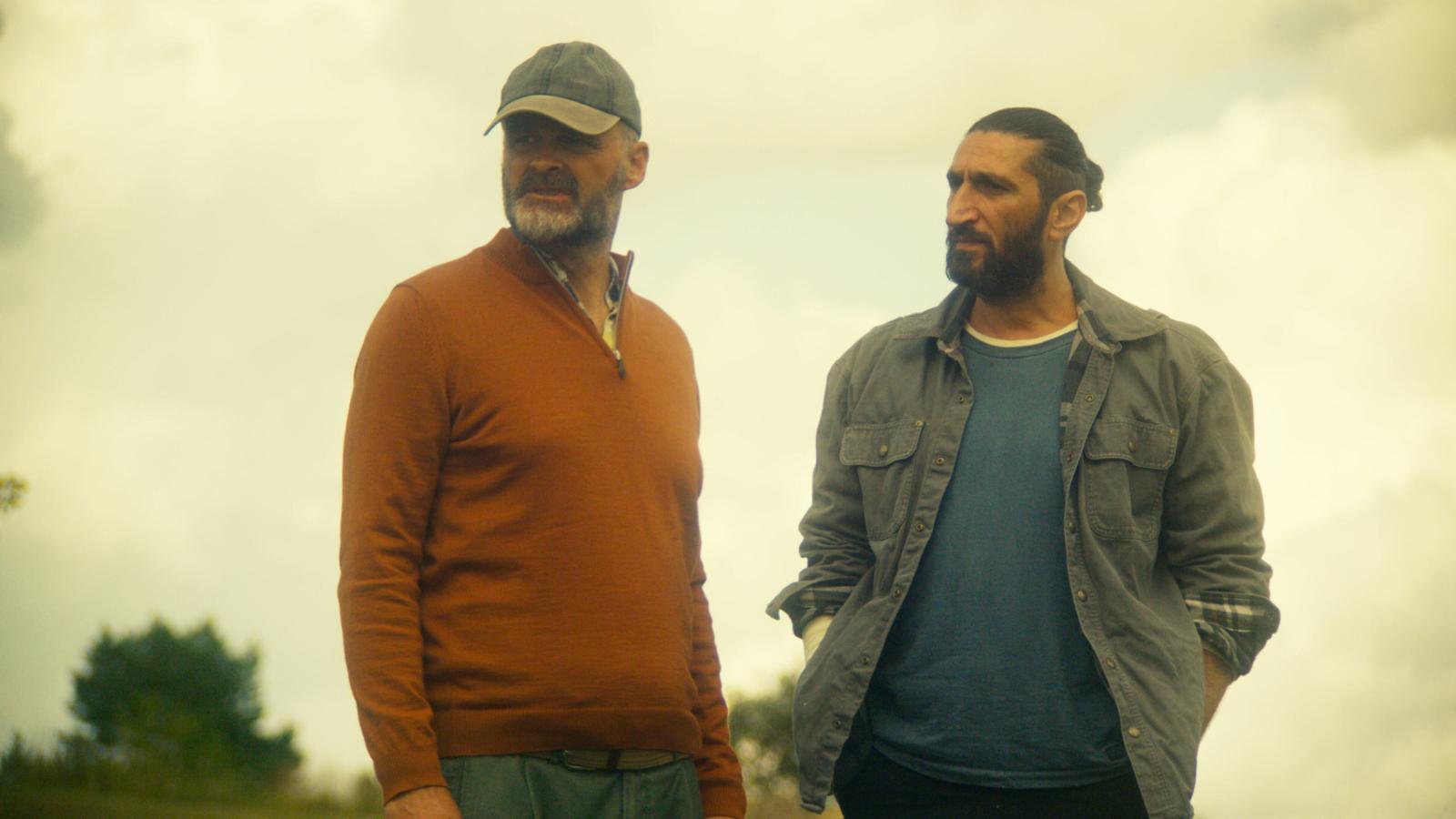 Thriller psicológico sueco que se ubica en los idílicos alrededores de Jordnära, una comunidad cerrada que administra una granja orgánica de gran éxito. La serie se articula bajo la banda sonora de Leonard Cohen. Johnny (Fares Fares) es un nuevo transportista que comienza sus servicios en la granja. Su llegada coincidirá con la de dos huidizas adolescentes: Nicole y María, que tienen previsto pasar allí sus días de verano. Pronto se enterará de las estrictas reglas y rutinas poco ortodoxas del lugar, donde nada parece ser lo que estaba previsto. ¿Qué hacen en realidad las jóvenes en la granja? ¿Quién es Johnny y cuáles son sus verdaderos propósitos allí? ¿Qué oscuros secretos esconde esta granja aparentemente idílica?