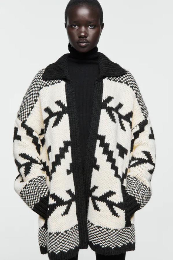 Diseño abierto para este cárdigan en jacquard con motivos alpinos en blanco y negro de Zara, con cuello de solapa, mangas largas y acabados en rib que tiene un precio de 69,95 euros. 