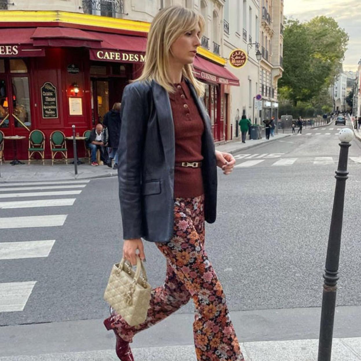 Pincha en la imagen para ver los pantalones marrones de Stradivarius.