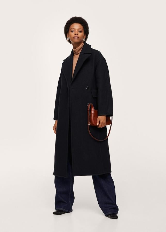 En azul marino oscuro, con costura de hombro caída y de diseño largo recto, este abrigo confeccionado en mezcla de lana viene con bolsillos de solapa laterales y cierre de botón a tono. Disponible entre las tallas XS y XL, cuesta 159,99 euros.