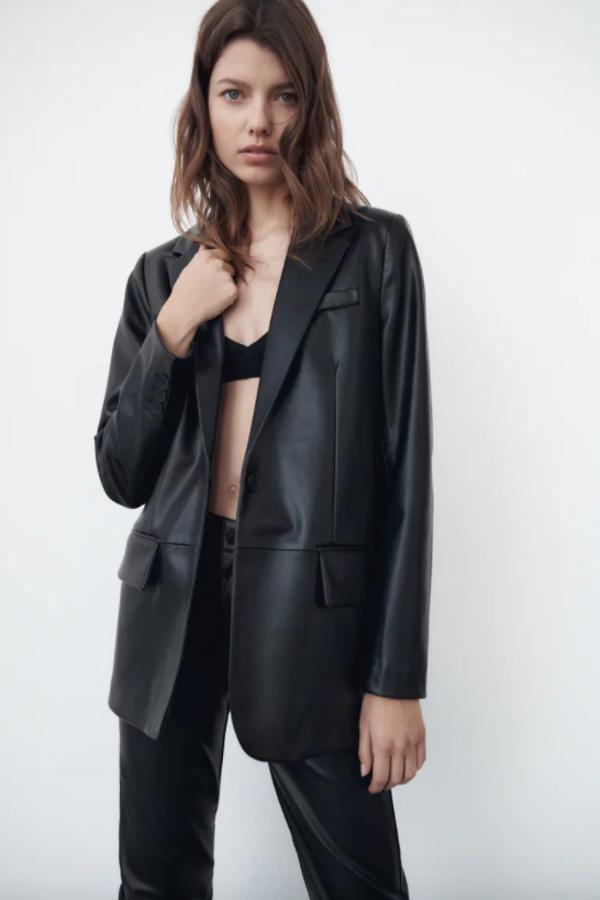 Con bolsillos de solapa y de vivo en delantero, mangas largas con hombreras y cuello de solapa, esta blazer en efecto piel de Zara tiene cierre frontal de botón a tono, bajo con abertura en la espalda y cuesta 49,95 euros. Está disponible entre las tallas XS y XL. 