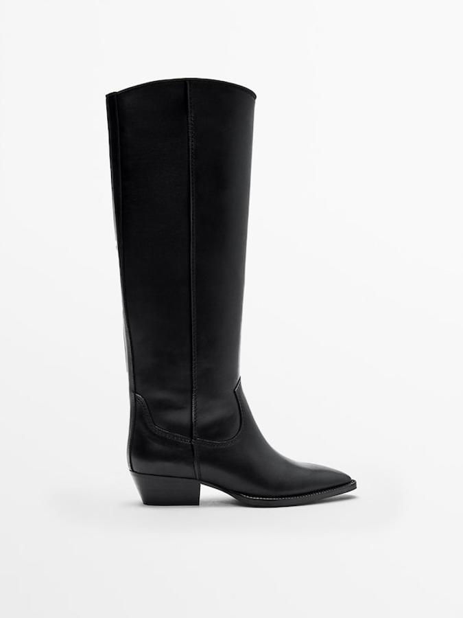 Diseo cowboy para estas botas de piel en color negro con tacón de 4 centímetros, caña alta, pespuntes a tono y acabado en punta. Solo se venden en la web de la firma, quedan entre los números 35 y 38 y cuestan 169 euros. 