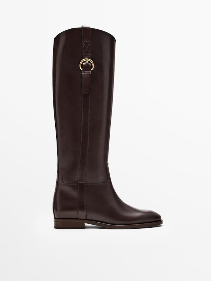 Dentro de la colección edición limitada de la firma podemos encontrar estas botas realizadas en piel en color marrón, con pespuntes a tono, detalle de hebilla metálica en la caña y tacón de 3 centímetros. Tienen un precio de 229 euros. 