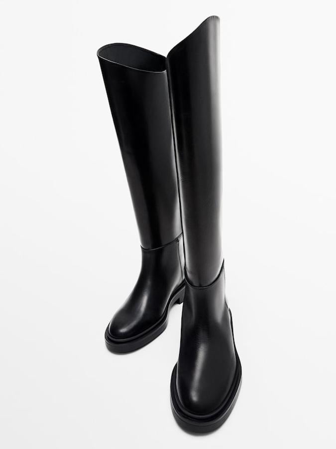 De caña alta con acabado redondeado, suela plana a tono y costuras vistas, estas botas negras realizadas en piel podemos encontrarlas entre los números 35 y 42 por 179 euros. 