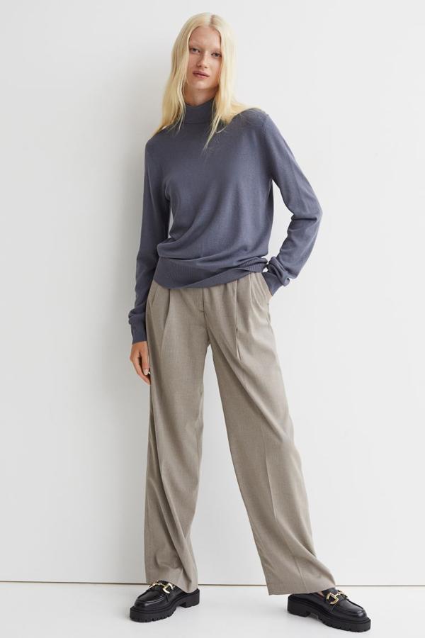 Confeccionado en punto fino suave, este jersey de cuello alto de canalé y puños y bajos elásticos de H&M está disponible en seis colores, entre ellos el blanco, el marrón oscuro o el gris azulado. Cuesta 14,99 euros. 