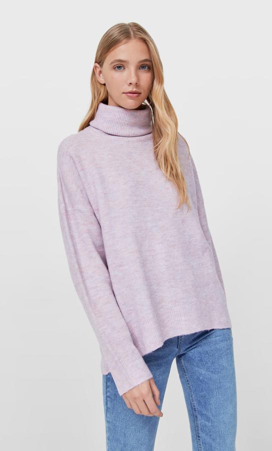 Disponible en verde botella, negro, lila, crudo y gris mezcla, este jersey de Stradivarius con cuello alto y mangas largas tiene un precio de 25,99 euros. 