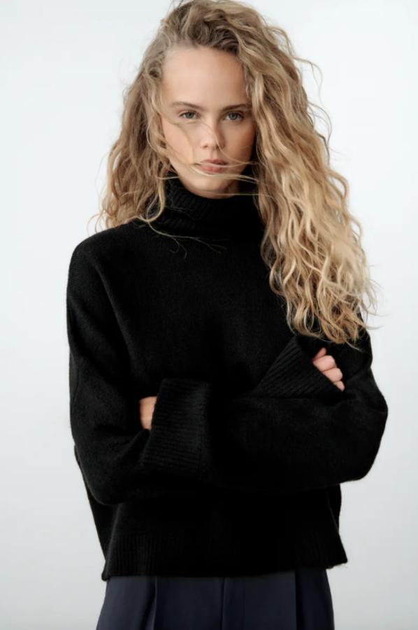 Cuello subido y acabados en rib para este jersey de punto de Zara en color negro que tiene un precio de 29,95 euros y está disponible entre las tallas S y XL. 