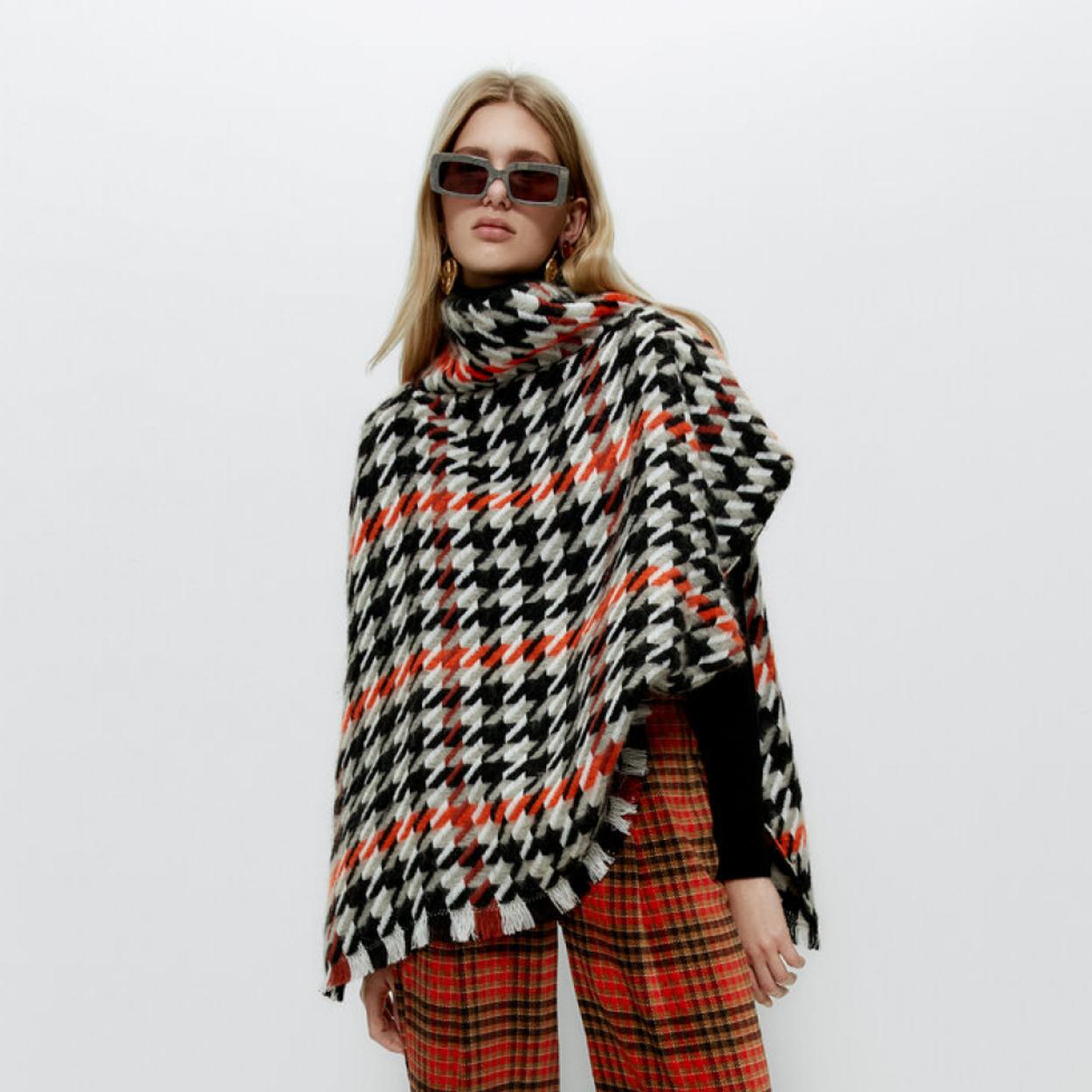 Uterqüe tiene el poncho perfecto para darle un descanso a tu jersey o cárdigan favorito y conseguir un look impecable