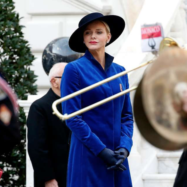 Si quieres ver los looks rejuvenecedores de Charlène de Mónaco, pincha en la imagen.