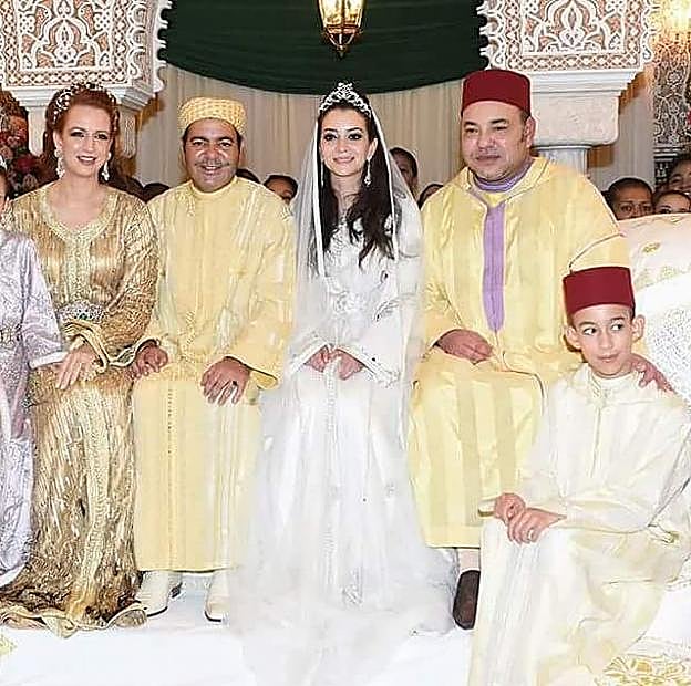 El príncipe de niño a los pies de su padre. En el extremo su madre, la princesa Lalla Salma.