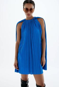 Imagen secundaria 2 - Vestidos con capa: la tendencia más elegante que arrasa en la alfombra roja y querrás llevar estas fiestas