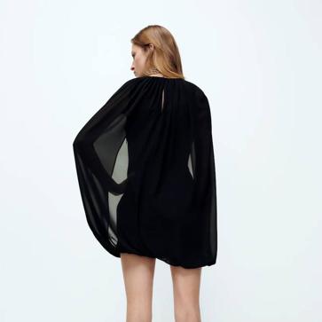 Imagen secundaria 1 - Vestidos con capa: la tendencia más elegante que arrasa en la alfombra roja y querrás llevar estas fiestas