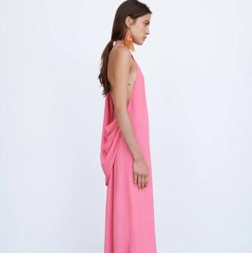 Imagen secundaria 1 - Vestidos con capa: la tendencia más elegante que arrasa en la alfombra roja y querrás llevar estas fiestas