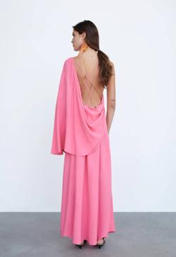 Imagen secundaria 2 - Vestidos con capa: la tendencia más elegante que arrasa en la alfombra roja y querrás llevar estas fiestas