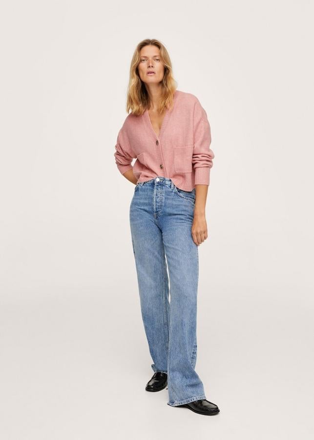 Disponible en rosa claro, crudo o marrón medio, este cárdigan de diseño cropped recto con bolsillos de plastrón en el frontal y cierre de botones a tono está disponible entre las tallas XXS y XXL por 29,99 euros. 