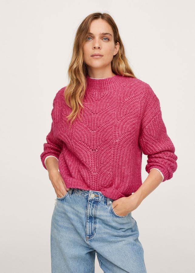Disponible en fucsia o en ocre, este jersey confeccionado en punto grueso, de diseño recto y cuello redondo con un bonito dibujo en el frontal y terminaciones acanaladas en cuello, puños y bajo está disponible entre las tallas XXS y XXL por 29,99 euros. 