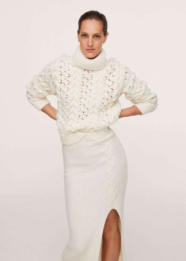 Diseño oversize con detalles calados y trenzados para este jersey en punto grueso de mezcla de lana en color crudo, con cuello vuelto y costura del hombro caída. Disponible entre las tallas XS y XL, cuesta 49,99 euros. 