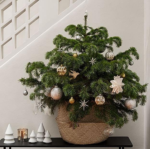 Imagen principal - Los packs de adornos para el árbol de Navidad de H&M Home cuestan 9.99 euros.