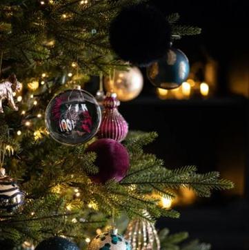 Imagen secundaria 1 - Las bolas para el árbol de Navidad en terciopelo y glitter de Maisons du Monde cuestan 4.99 euros, y los adornos de ramas en dorado, 8.99 euros.